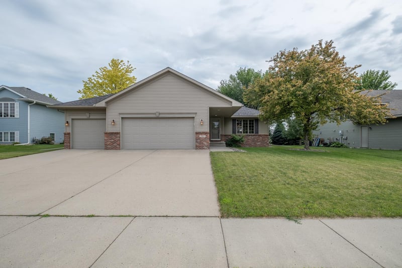 240 Grovebrook Cir, Mankato, MN 56001