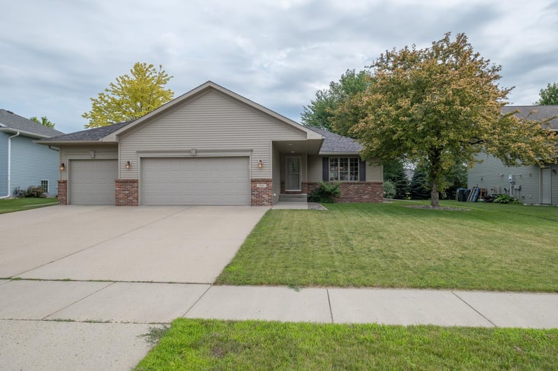 240 Grovebrook Cir, Mankato, MN 56001