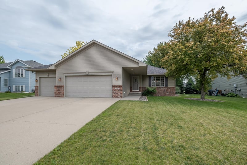 240 Grovebrook Cir, Mankato, MN 56001