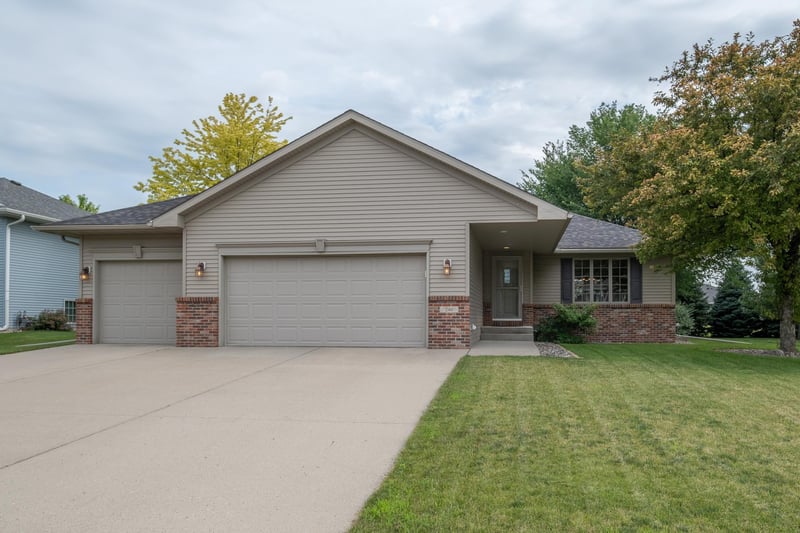240 Grovebrook Cir, Mankato, MN 56001