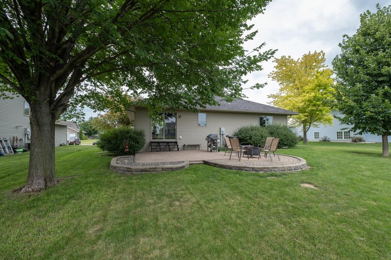 240 Grovebrook Cir, Mankato, MN 56001