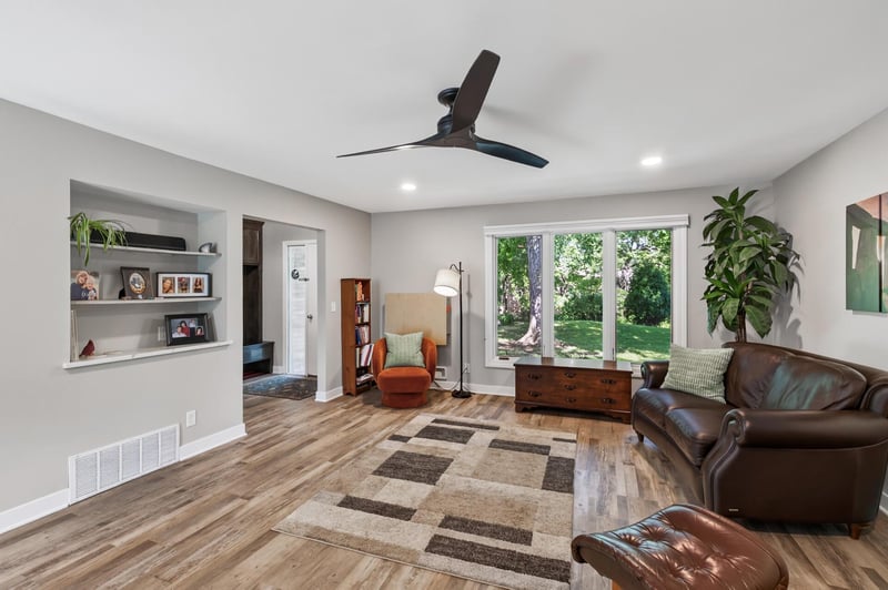 55 Birnamwood Dr, Burnsville, MN 55337