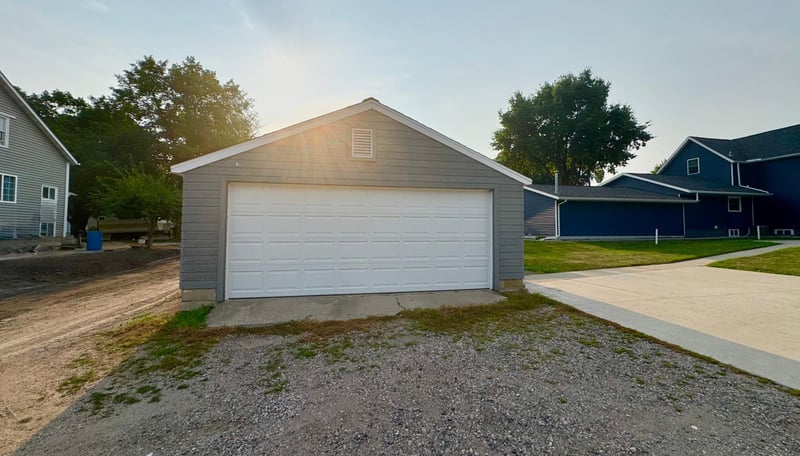 204 Elm St NW, Sleepy Eye, MN 56085