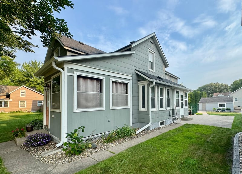 204 Elm St NW, Sleepy Eye, MN 56085