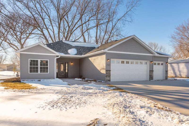2702 Park Ave NW, Faribault, MN 55021