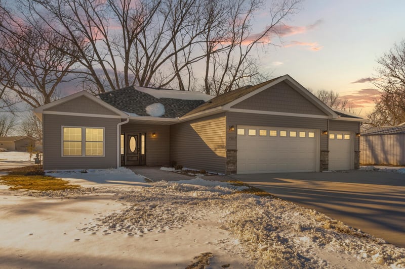 2702 Park Ave NW, Faribault, MN 55021