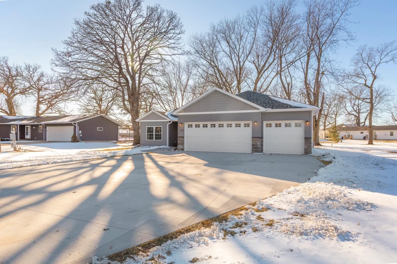 2702 Park Ave NW, Faribault, MN 55021