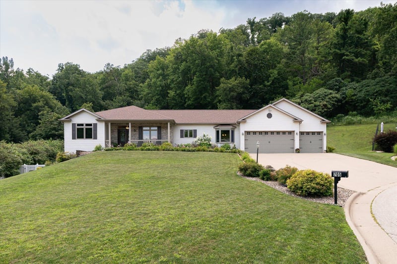 705 12th Ct, La Crescent, MN 55947