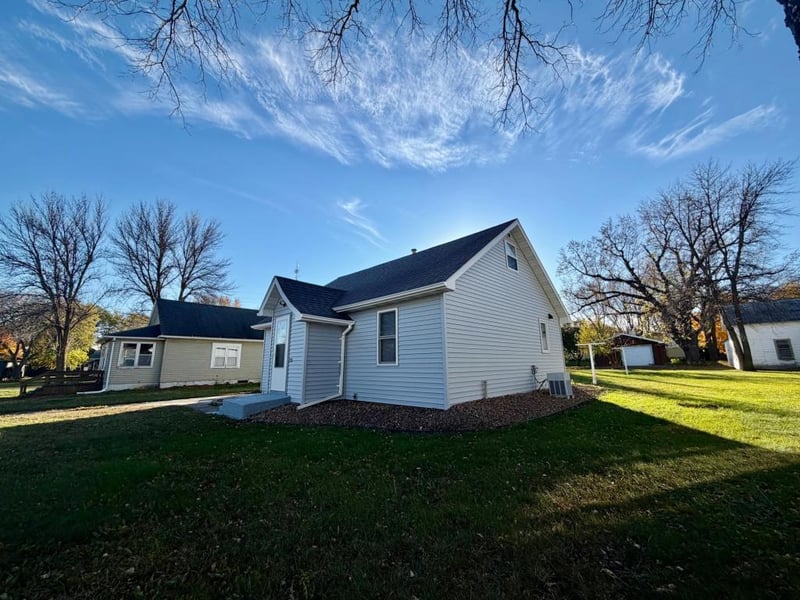 714 S Elm St, Lamberton, MN 56152