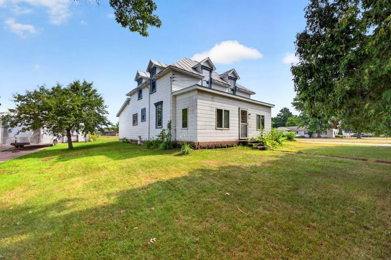 220 W Winona Ave, Kellogg, MN 55945