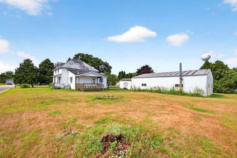 220 W Winona Ave, Kellogg, MN 55945