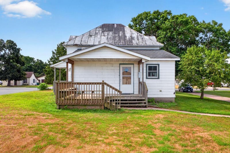 220 W Winona Ave, Kellogg, MN 55945