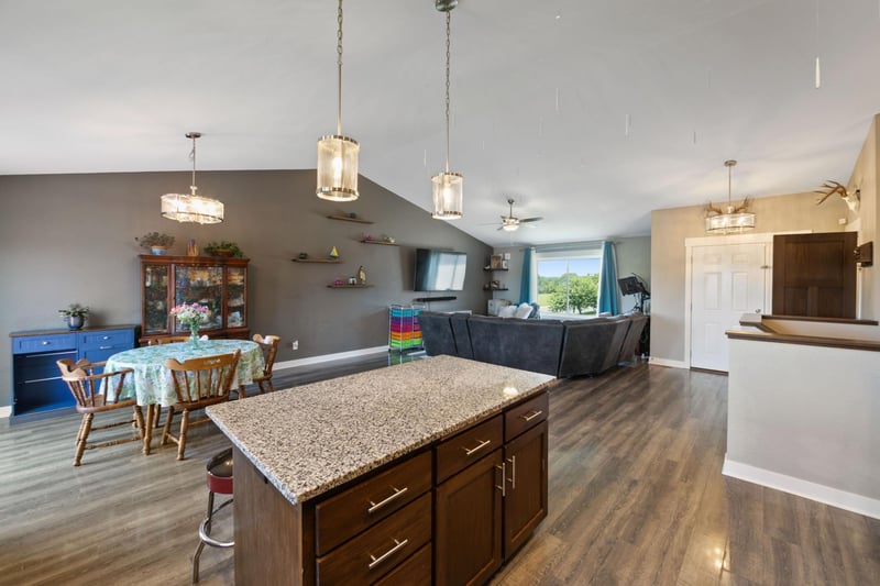 1106 Rolling Hills Dr NW, Montgomery, MN 56069