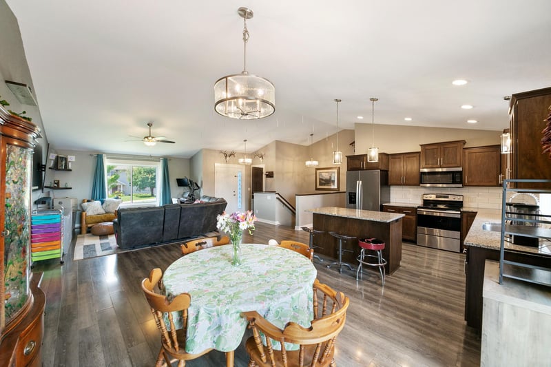 1106 Rolling Hills Dr NW, Montgomery, MN 56069