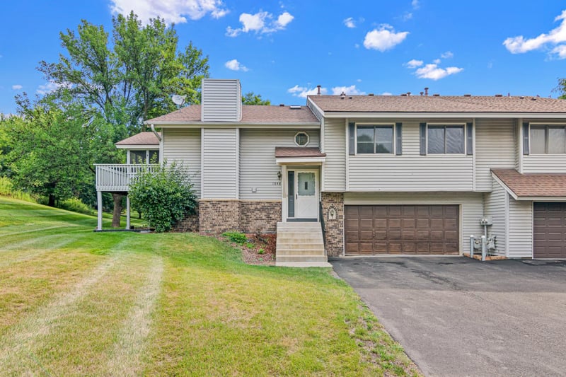 1048 Aston Cir, Burnsville, MN 55337