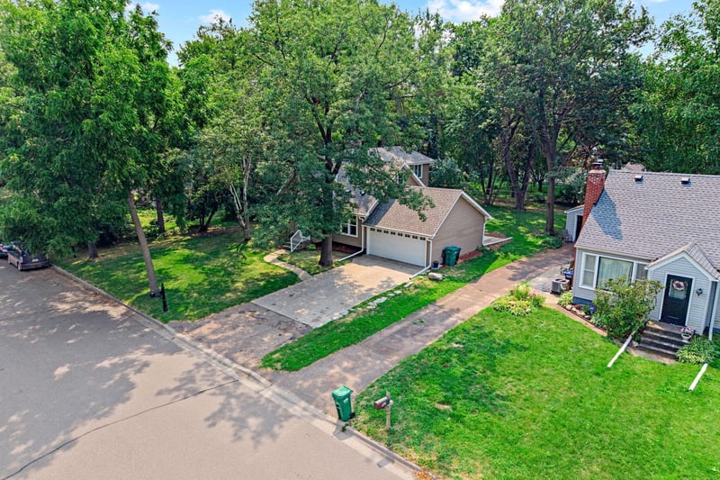 832 Lovell Ave W, Roseville, MN 55113