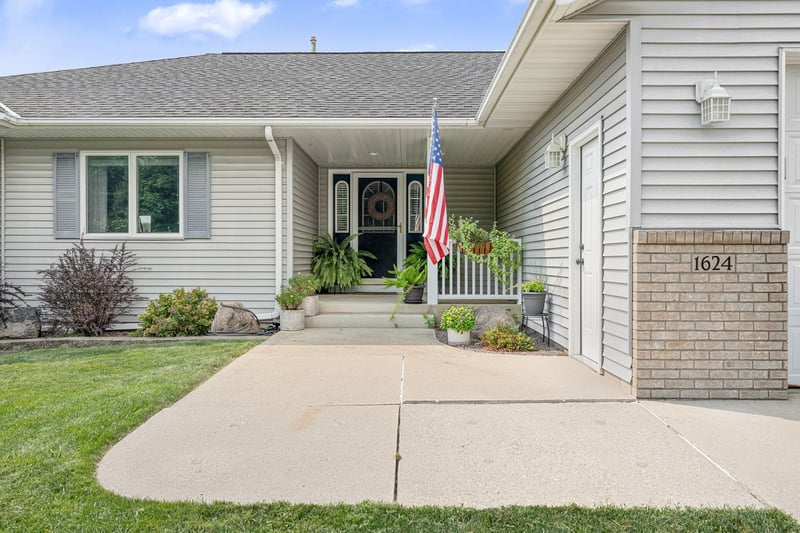 1624 Prairie Ln NE, Owatonna, MN 55060