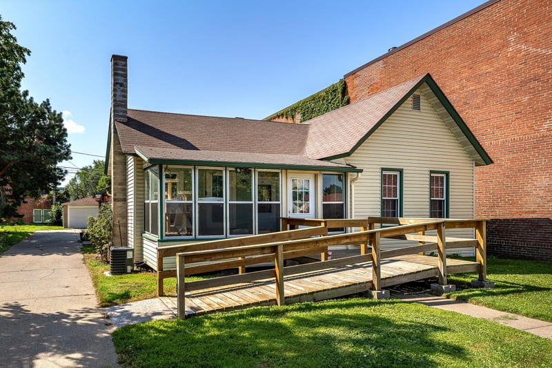 681 W 5th St, Winona, MN 55987