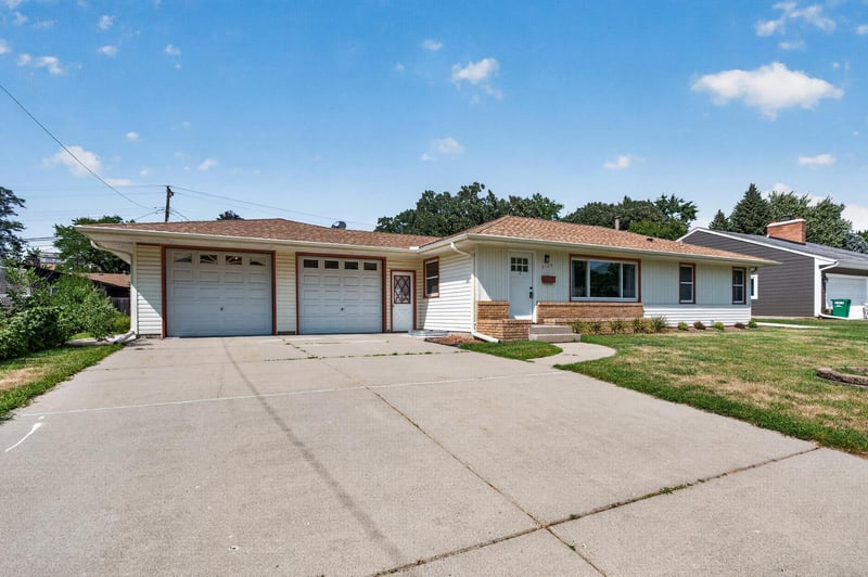 2124 Dixon Dr, Bloomington, MN 55431