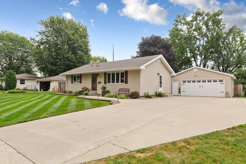737 13th St NE, Owatonna, MN 55060