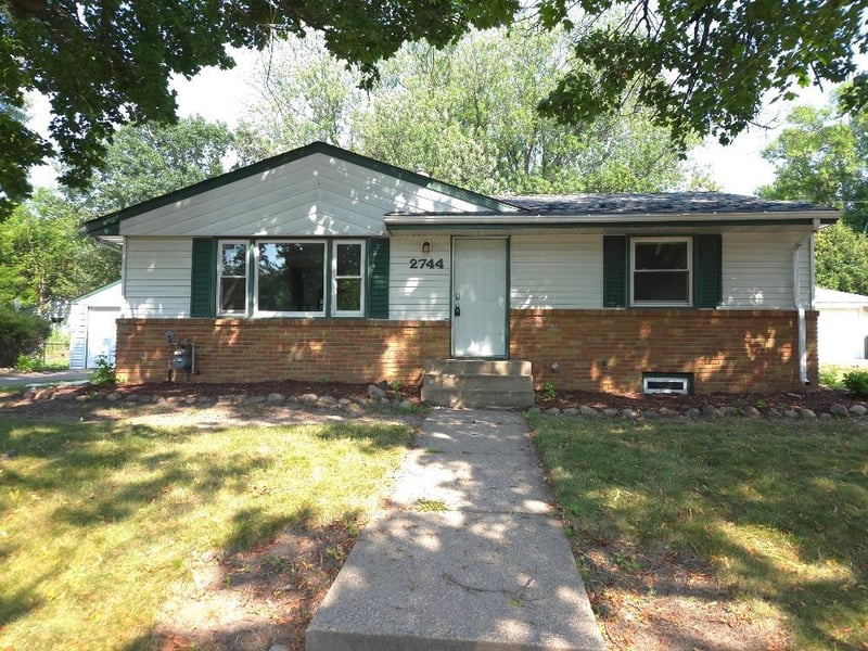 2744 Matilda St, Roseville, MN 55113
