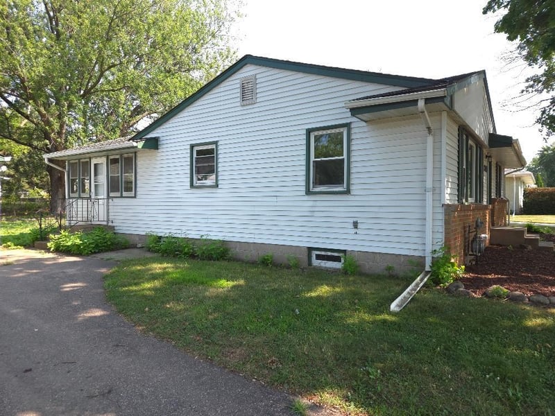 2744 Matilda St, Roseville, MN 55113
