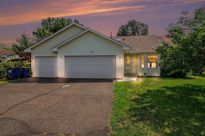 1207 Dakota St S, Shakopee, MN 55379