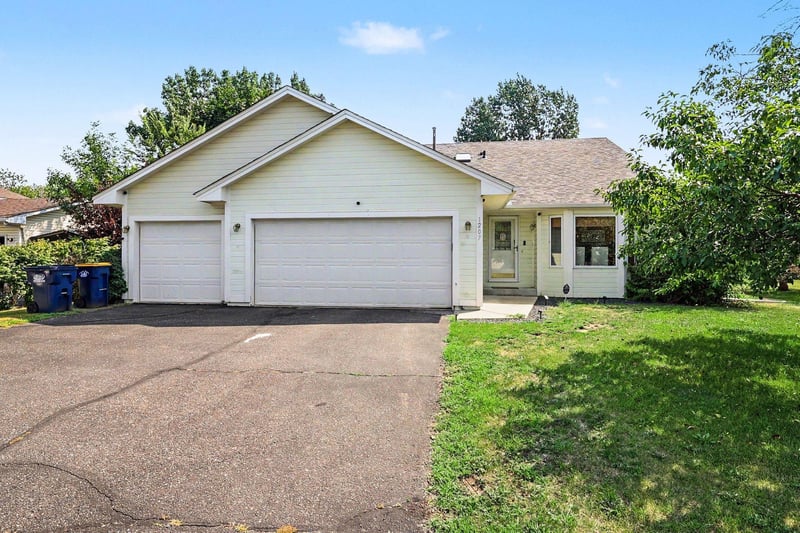 1207 Dakota St S, Shakopee, MN 55379