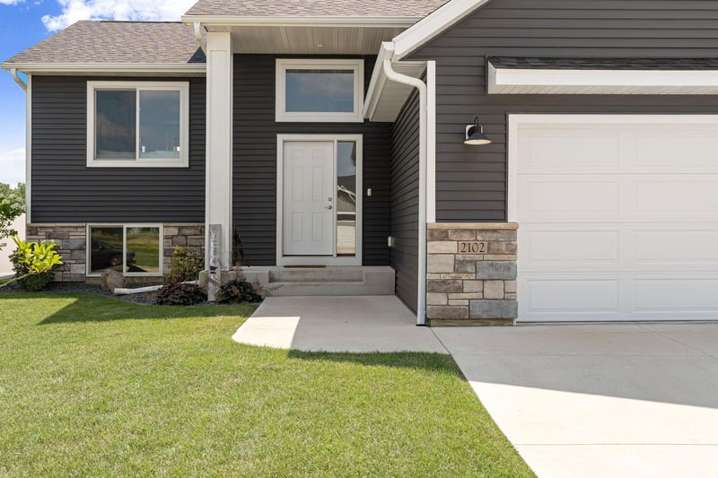 2102 14th Ave NE, Austin, MN 55912