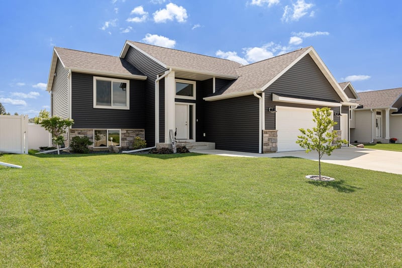 2102 14th Ave NE, Austin, MN 55912