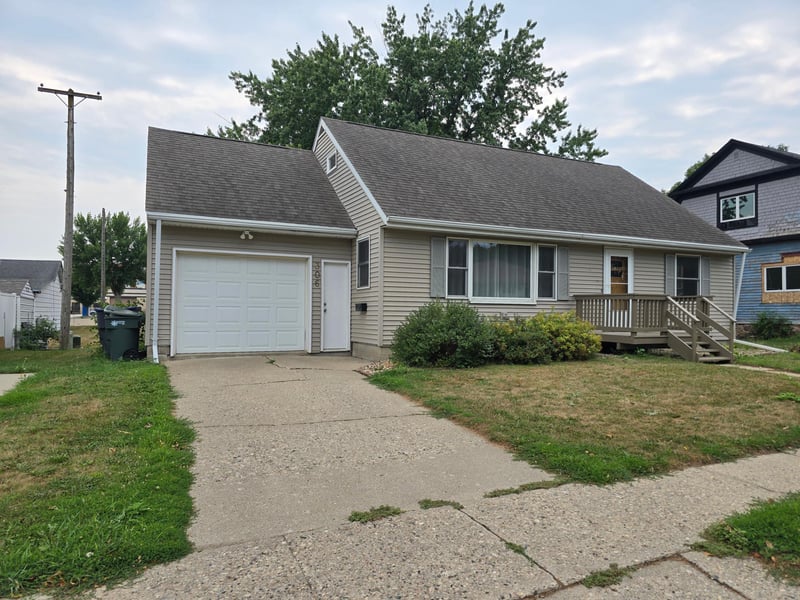 306 E Crawford St, Luverne, MN 56156