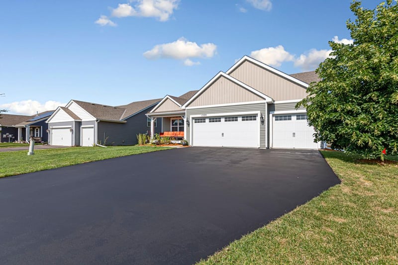 1520 Willow Cir, Shakopee, MN 55379