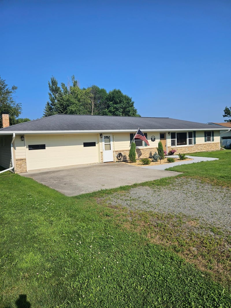 126 Elm Dr, Warroad, MN 56763