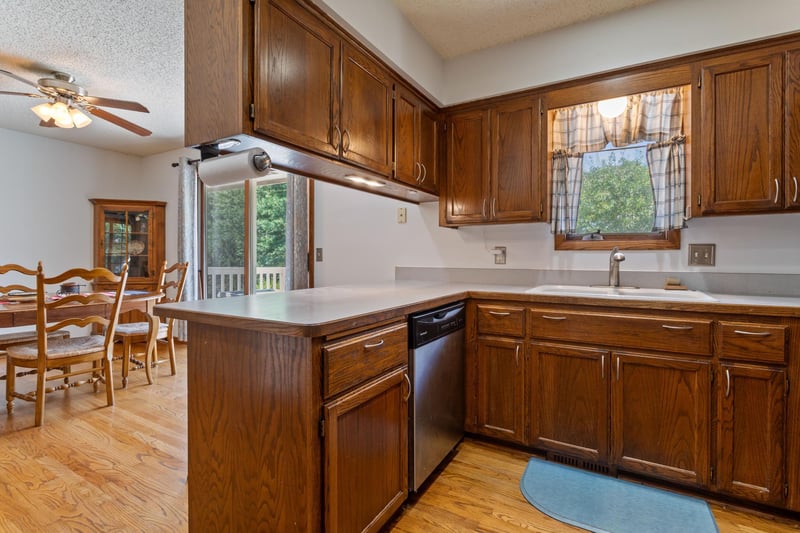4263 Sun Cliff Rd, Eagan, MN 55122
