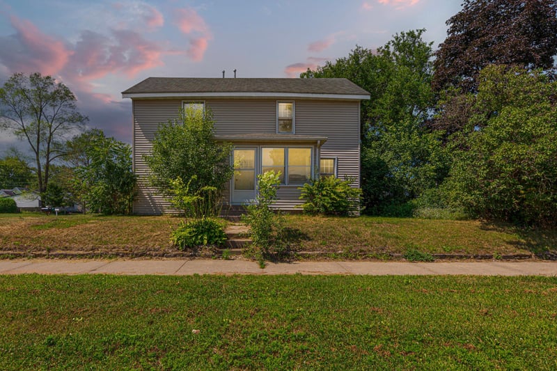 2306 4th St, Eau Claire, WI 54703