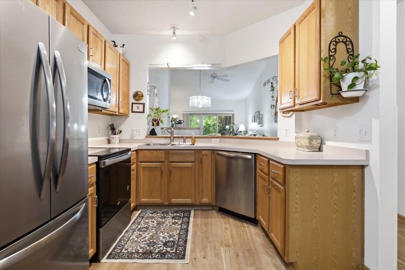 2707 River Hills Dr S, Burnsville, MN 55337