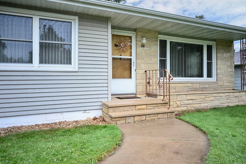 625 Terry Ln, Winona, MN 55987
