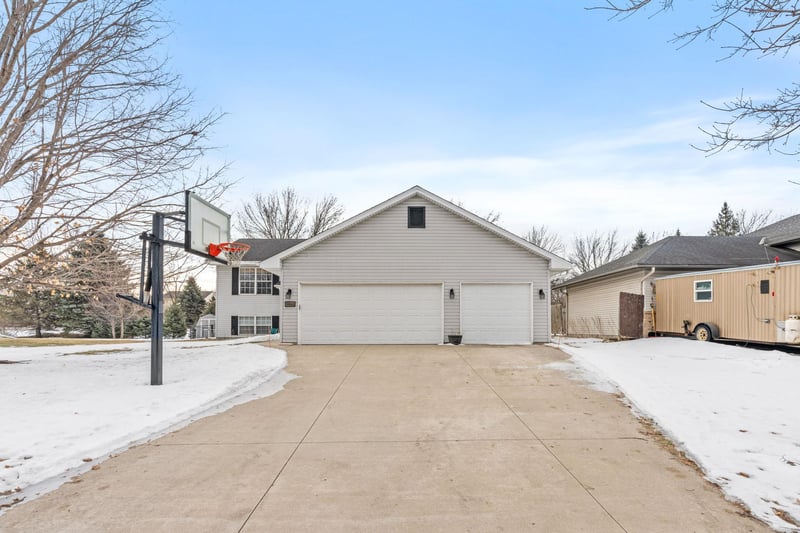 950 Herbert St, Jordan, MN 55352