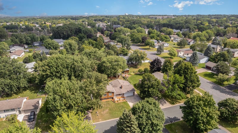1935 Timber Wolf Trl S, Eagan, MN 55122