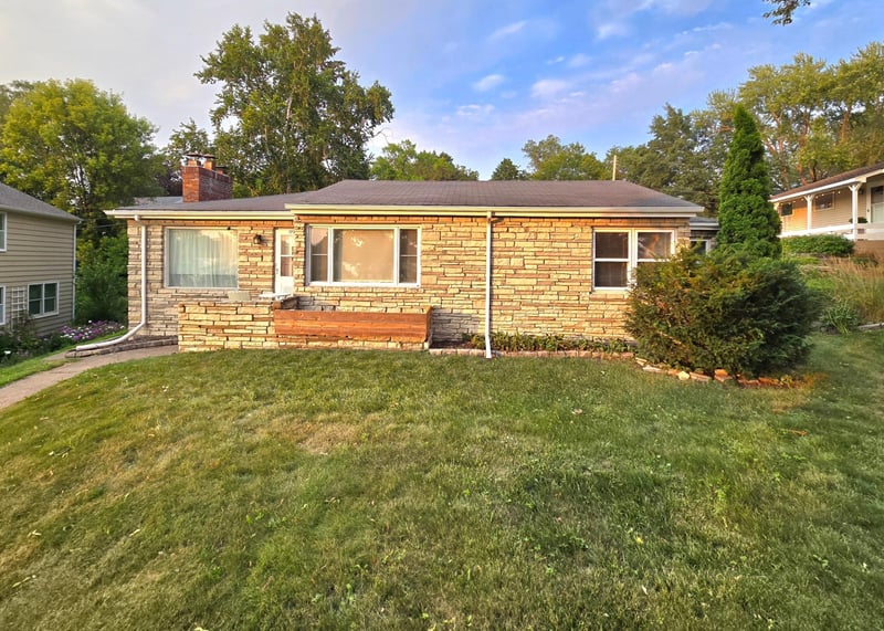 1736 E Shore Dr, Maplewood, MN 55109