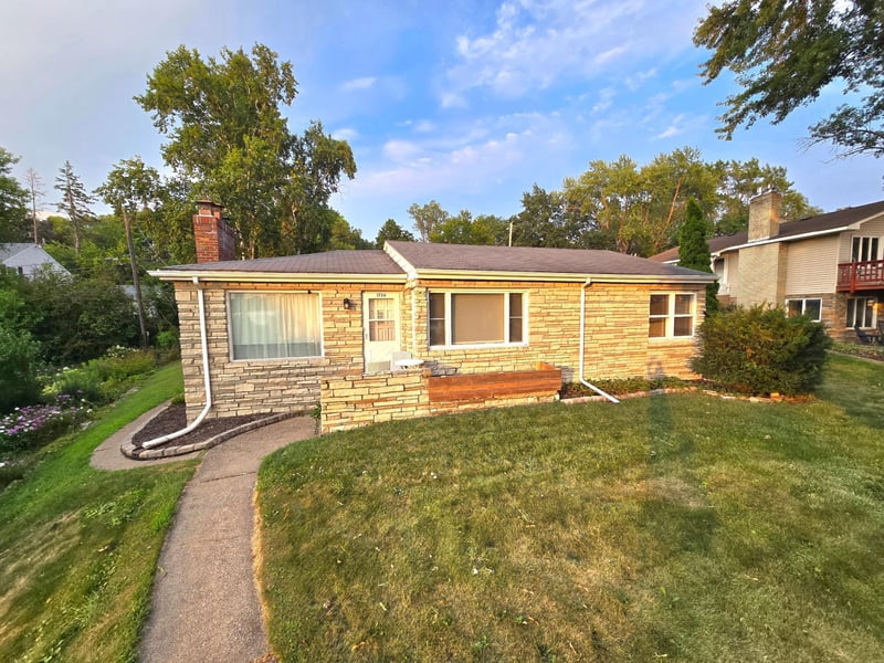 1736 E Shore Dr, Maplewood, MN 55109