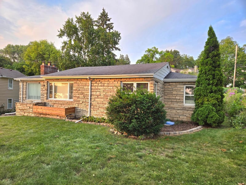 1736 E Shore Dr, Maplewood, MN 55109