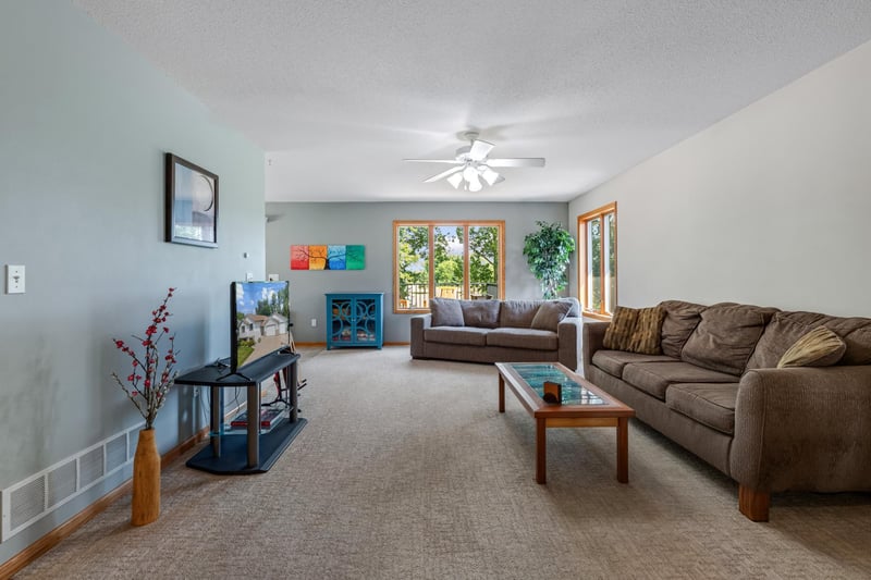 190 Benson Dr, Lewiston, MN 55952