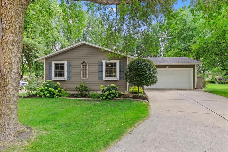 824 Craig Ave SW, Hutchinson, MN 55350