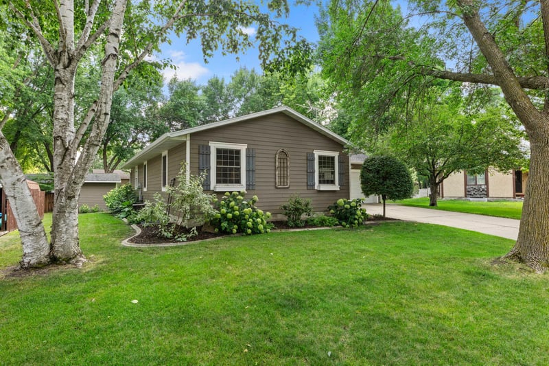 824 Craig Ave SW, Hutchinson, MN 55350