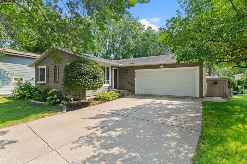 824 Craig Ave SW, Hutchinson, MN 55350