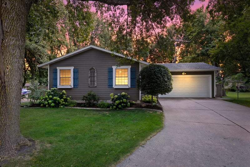824 Craig Ave SW, Hutchinson, MN 55350