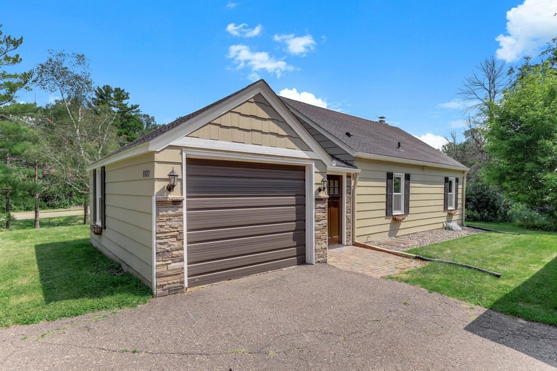 1922 Oakland Rd, Minnetonka, MN 55305