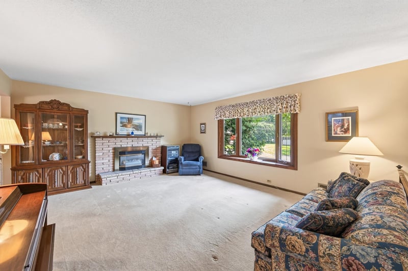 420 N Comstock Ln N, Plymouth, MN 55447