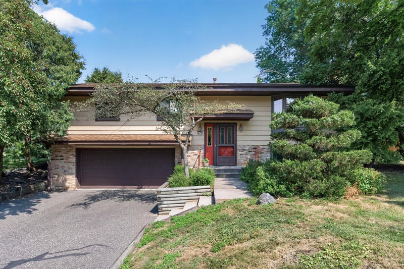 420 N Comstock Ln N, Plymouth, MN 55447